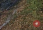 Standbild napalm Bomben in den Zielregionen Nam Phan Provinz Vietnam, 1965, aus Sekunde 28 historischem Filmmaterial Videoclip 65675054866
