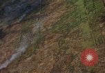Standbild napalm Bomben in den Zielregionen Nam Phan Provinz Vietnam, 1965, aus Sekunde 29 historischem Filmmaterial Videoclip 65675054866