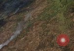 Standbild napalm Bomben in den Zielregionen Nam Phan Provinz Vietnam, 1965, aus Sekunde 30 historischem Filmmaterial Videoclip 65675054866