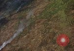 Standbild napalm Bomben in den Zielregionen Nam Phan Provinz Vietnam, 1965, aus Sekunde 31 historischem Filmmaterial Videoclip 65675054866