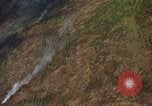 Standbild napalm Bomben in den Zielregionen Nam Phan Provinz Vietnam, 1965, aus Sekunde 32 historischem Filmmaterial Videoclip 65675054866