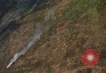 Standbild napalm Bomben in den Zielregionen Nam Phan Provinz Vietnam, 1965, aus Sekunde 33 historischem Filmmaterial Videoclip 65675054866