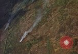 Standbild napalm Bomben in den Zielregionen Nam Phan Provinz Vietnam, 1965, aus Sekunde 36 historischem Filmmaterial Videoclip 65675054866