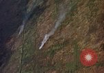 Standbild napalm Bomben in den Zielregionen Nam Phan Provinz Vietnam, 1965, aus Sekunde 38 historischem Filmmaterial Videoclip 65675054866