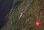 Standbild napalm Bomben in den Zielregionen Nam Phan Provinz Vietnam, 1965, aus Sekunde 39 historischem Filmmaterial Videoclip 65675054866