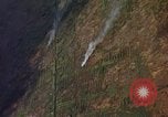 Standbild napalm Bomben in den Zielregionen Nam Phan Provinz Vietnam, 1965, aus Sekunde 40 historischem Filmmaterial Videoclip 65675054866