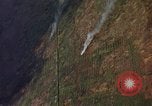 Standbild napalm Bomben in den Zielregionen Nam Phan Provinz Vietnam, 1965, aus Sekunde 41 historischem Filmmaterial Videoclip 65675054866