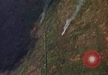 Standbild napalm Bomben in den Zielregionen Nam Phan Provinz Vietnam, 1965, aus Sekunde 42 historischem Filmmaterial Videoclip 65675054866