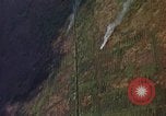 Standbild napalm Bomben in den Zielregionen Nam Phan Provinz Vietnam, 1965, aus Sekunde 43 historischem Filmmaterial Videoclip 65675054866