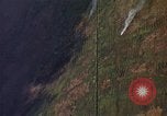 Standbild napalm Bomben in den Zielregionen Nam Phan Provinz Vietnam, 1965, aus Sekunde 46 historischem Filmmaterial Videoclip 65675054866