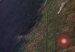 Standbild napalm Bomben in den Zielregionen Nam Phan Provinz Vietnam, 1965, aus Sekunde 47 historischem Filmmaterial Videoclip 65675054866