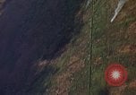 Standbild napalm Bomben in den Zielregionen Nam Phan Provinz Vietnam, 1965, aus Sekunde 48 historischem Filmmaterial Videoclip 65675054866