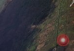 Standbild napalm Bomben in den Zielregionen Nam Phan Provinz Vietnam, 1965, aus Sekunde 51 historischem Filmmaterial Videoclip 65675054866