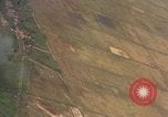 Standbild Luftbild des Viet Cong bombardiert Hütten Quang Duc Vietnam, 1965, aus Sekunde 4 historischem Filmmaterial Videoclip 65675054878