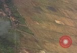 Standbild Luftbild des Viet Cong bombardiert Hütten Quang Duc Vietnam, 1965, aus Sekunde 5 historischem Filmmaterial Videoclip 65675054878
