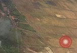 Standbild Luftbild des Viet Cong bombardiert Hütten Quang Duc Vietnam, 1965, aus Sekunde 6 historischem Filmmaterial Videoclip 65675054878