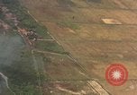 Standbild Luftbild des Viet Cong bombardiert Hütten Quang Duc Vietnam, 1965, aus Sekunde 7 historischem Filmmaterial Videoclip 65675054878