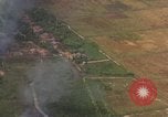 Standbild Luftbild des Viet Cong bombardiert Hütten Quang Duc Vietnam, 1965, aus Sekunde 10 historischem Filmmaterial Videoclip 65675054878