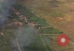 Standbild Luftbild des Viet Cong bombardiert Hütten Quang Duc Vietnam, 1965, aus Sekunde 11 historischem Filmmaterial Videoclip 65675054878