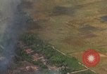 Standbild Luftbild des Viet Cong bombardiert Hütten Quang Duc Vietnam, 1965, aus Sekunde 15 historischem Filmmaterial Videoclip 65675054878