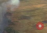 Standbild Luftbild des Viet Cong bombardiert Hütten Quang Duc Vietnam, 1965, aus Sekunde 16 historischem Filmmaterial Videoclip 65675054878