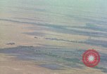 Standbild Luftbild des Viet Cong bombardiert Hütten Quang Duc Vietnam, 1965, aus Sekunde 23 historischem Filmmaterial Videoclip 65675054878