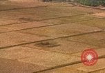 Standbild Luftbild des Viet Cong bombardiert Hütten Quang Duc Vietnam, 1965, aus Sekunde 42 historischem Filmmaterial Videoclip 65675054878