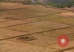 Standbild Luftbild des Viet Cong bombardiert Hütten Quang Duc Vietnam, 1965, aus Sekunde 43 historischem Filmmaterial Videoclip 65675054878
