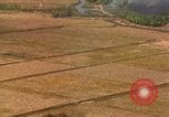 Standbild Luftbild des Viet Cong bombardiert Hütten Quang Duc Vietnam, 1965, aus Sekunde 45 historischem Filmmaterial Videoclip 65675054878