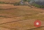 Standbild Luftbild des Viet Cong bombardiert Hütten Quang Duc Vietnam, 1965, aus Sekunde 46 historischem Filmmaterial Videoclip 65675054878
