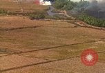 Standbild Luftbild des Viet Cong bombardiert Hütten Quang Duc Vietnam, 1965, aus Sekunde 47 historischem Filmmaterial Videoclip 65675054878