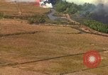 Standbild Luftbild des Viet Cong bombardiert Hütten Quang Duc Vietnam, 1965, aus Sekunde 48 historischem Filmmaterial Videoclip 65675054878