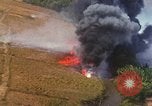 Standbild Luftbild des Viet Cong bombardiert Hütten Quang Duc Vietnam, 1965, aus Sekunde 55 historischem Filmmaterial Videoclip 65675054878