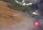 Standbild Luftbild des Viet Cong bombardiert Hütten Quang Duc Vietnam, 1965, aus Sekunde 59 historischem Filmmaterial Videoclip 65675054878