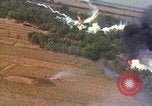 Standbild Luftbild des Viet Cong bombardiert Hütten Quang Duc Vietnam, 1965, aus Sekunde 60 historischem Filmmaterial Videoclip 65675054878