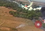 Standbild Luftbild des Viet Cong bombardiert Hütten Quang Duc Vietnam, 1965, aus Sekunde 61 historischem Filmmaterial Videoclip 65675054878