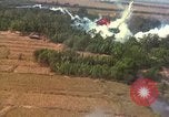 Standbild Luftbild des Viet Cong bombardiert Hütten Quang Duc Vietnam, 1965, aus Sekunde 62 historischem Filmmaterial Videoclip 65675054878