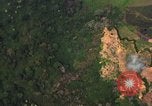Standbild Viet Cong Hütten Quang Duc Vietnam, 1965, aus Sekunde 25 historischem Filmmaterial Videoclip 65675054879