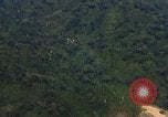Standbild Viet Cong Hütten Quang Duc Vietnam, 1965, aus Sekunde 33 historischem Filmmaterial Videoclip 65675054879