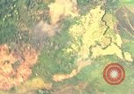 Standbild Viet Cong Hütten Quang Duc Vietnam, 1965, aus Sekunde 51 historischem Filmmaterial Videoclip 65675054879