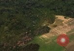 Standbild Viet Cong Hütten Quang Duc Vietnam, 1965, aus Sekunde 57 historischem Filmmaterial Videoclip 65675054879