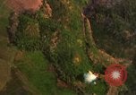 Immagine di Le aree obiettivo bombardato Quang Duc Vietnam, 1965, secondo 4 filmato di repertorio 65675054880