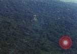 Immagine di Le aree obiettivo bombardato Quang Duc Vietnam, 1965, secondo 14 filmato di repertorio 65675054880