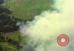 Immagine di Le aree obiettivo bombardato Quang Duc Vietnam, 1965, secondo 49 filmato di repertorio 65675054880