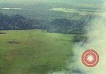 Immagine di Le aree obiettivo bombardato Quang Duc Vietnam, 1965, secondo 52 filmato di repertorio 65675054880