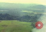 Immagine di Le aree obiettivo bombardato Quang Duc Vietnam, 1965, secondo 53 filmato di repertorio 65675054880