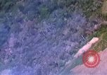 Immagine di Il Viet Cong capanne bombardato Soc Trang Vietnam, 1965, secondo 7 filmato di repertorio 65675054882