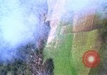 Immagine di Il Viet Cong capanne bombardato Soc Trang Vietnam, 1965, secondo 15 filmato di repertorio 65675054882