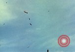 Immagine di Il Viet Cong capanne bombardato Soc Trang Vietnam, 1965, secondo 17 filmato di repertorio 65675054882
