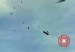Immagine di Il Viet Cong capanne bombardato Soc Trang Vietnam, 1965, secondo 20 filmato di repertorio 65675054882